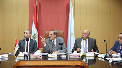 محافظ كفر الشيخ: “هنزل علي رأس لجنة من كلية الهندسة لأخذ عينات من الرصف”