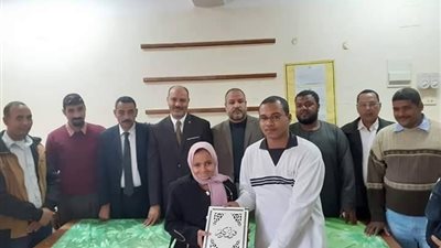 كلمة كل 15 ثانية.. مدير تعليمية قوص يكرم “صفية” لنبوغها في الترجمة الإنجليزية