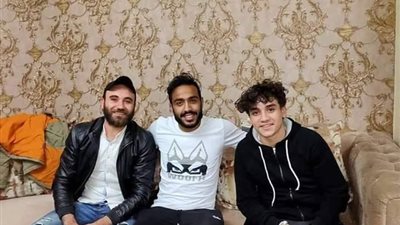 كهربا يزور “حمص” مشجع الأهلي في بيته (صورة)