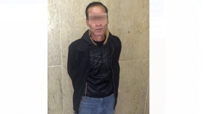 كشفته أجهزة المراقبة.. القبض على عامل تحرش بطفلة أثناء نومها