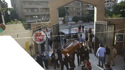 شاهد.. لحظة وصول جثمان المخرج سمير سيف كنيسة العذراء بأرض الجولف (صور)