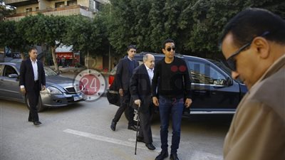 بالعكاز.. المؤلف وحيد حامد ونجله يودعان المخرج سمير سيف (صور وفيديو)