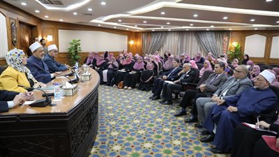 الإمام الأكبر يشيد بدور واعظات الأزهر في دعم الأسرة المصرية (صورة)