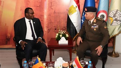 وزير الدفاع يلتقي نظيره التشادي على هامش منتدى أسوان للسلام