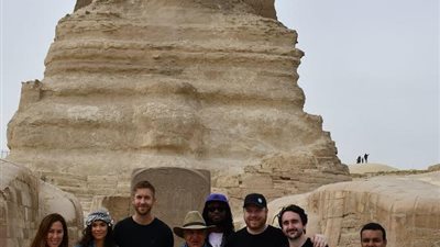 زاهي حواس يحكي أسرار الأهرامات و”أبو الهول” لأشهر مغني إسكتلندي وعارضة أزياء في العالم (صور)