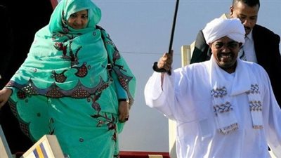 لامتلاكها أراضي بأرقى الأحياء.. “نيابة الثراء الحرام” السودانية تحقق مع زوجة البشير