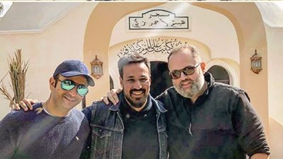 محمد محمود عبد العزيز أول المصلين في مسجد هيثم أحمد زكي (صورة)