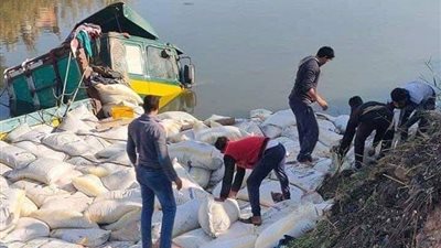 انقلاب “تريلا” محملة بالأرز في ترعة بكفر الشيخ (صور)