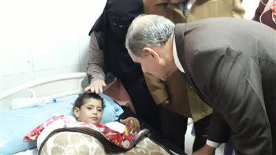 محافظ كفر الشيخ يزور الطفلة شروق صاحبة واقعة التعذيب على يد أحد أقارب والدتها