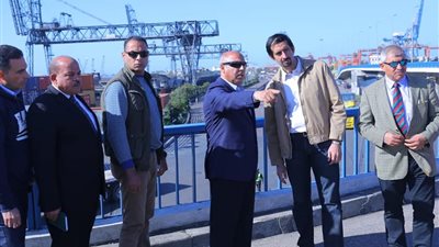 كامل الوزير: ننفذ استراتيجية متكاملة لتطوير منظومة النقل البحري (صور)