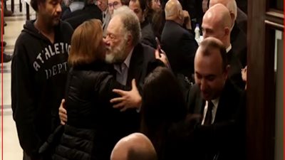 يحيى الفخراني يؤدي واجب العزاء في المخرج سمير سيف (فيديو)