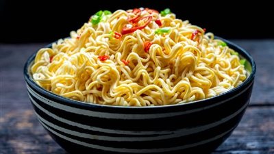 وفاة طفلة في أسيوط نتيجة التسمم بعد تناولها “إندومي”