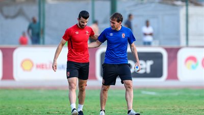المدير الفني للنادي الأهلي يجتمع مع اللاعب محمود متولي