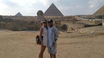 داني ألفيش وزوجته يزوران الأهرامات خلال رحلته إلى مصر (صور)