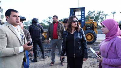 محافظ دمياط تصادر معدات مقاول يلقي مخلفات ضارة وسط الكتلة السكانية (صور)