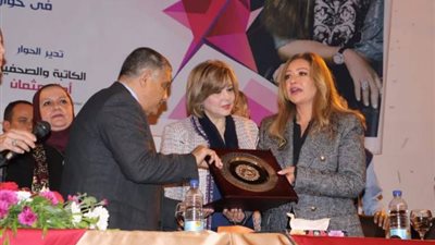 جامعة عين شمس تكرم ليلى علوي عن مشوارها الفني (صور)