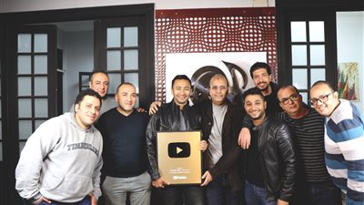 بعد وصوله لمليون متابع.. حمادة هلال يحتفل بدرع اليوتيوب الذهبي (صور)