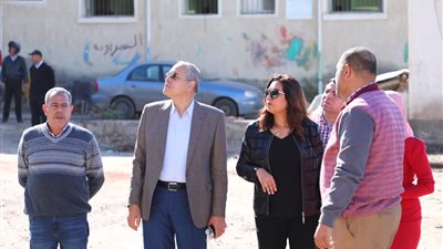 خلال جولتها بعزبة البرج.. محافظ دمياط تصطحب مواطنة لحل مشكلتها مع محطة الصرف الصحي (صور)