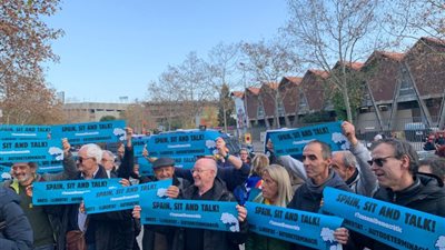 منصة “تسونامي” تقطع الطريق بين فندق صوفيا وكامب نو (فيديو)