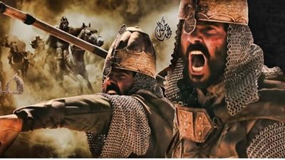 على طريقة “الأسطورة”.. خالد النبوي يروج لـ”تشيرتات” تحمل صورة طومان باي (صورة)