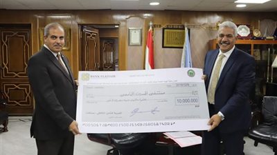 جامعة الأزهر تُسلم “المحرصاوي” شيك بـ10 مليون جنيه لمستشفى الحسين الجامعي