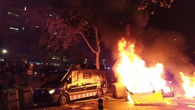 في الكلاسيكو.. مواجهات بين المُتظاهرين وقوات الأمن خارج “كامب نو” (فيديو)