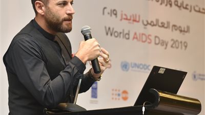 نيقولا معوض يدعم مرض الإيدز ويطالب الجمهور بمعرفة أعراضه (صور)