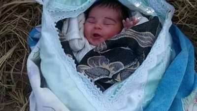 العثور على طفل حديث الولادة أمام مسجد في البحيرة