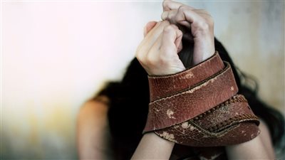 أب يقتل ابنته بعد حفلة تعذيب في الغربية: “كنت بعلمها الأدب”