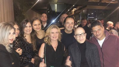 بحضور يسرا.. نيللي كريم تحتفل بعيد ميلادها على أنغام  3 دقات (صور)