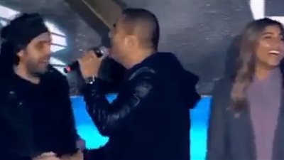 شاهد.. دينا الشربيني تغني مع عمرو دياب على مسرح الرياض (فيديو)