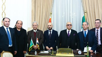 الوفد يكرم جامعة مصر للعلوم والتكنولوجيا ويهدي درع التكريم إلى الدكتور خالد الطوخي