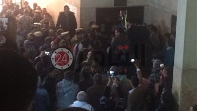 محاكمة راجح.. وصول المتهمين بقتل شهيد الشهامة محمود البنا لمحكمة شبين الكوم (صور)