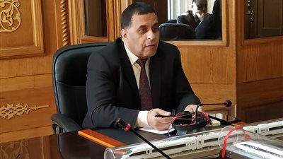 رغم الخسائر.. رئيس “السكة الحديد” يشتري سجادة حمراء باهظة الثمن لتجميل مكتبه (التفاصيل)