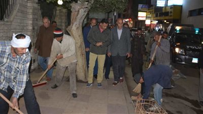 “توك توك” يجوب شوارع الدقهلية لحث المواطنين على عدم إلقاء القمامة في الطرق (فيديو)