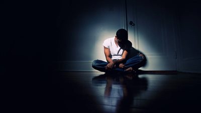 خذلان في الواقع والعالم الافتراضي.. حكايات مرضى الاكتئاب بين الأسرة ومواقع التواصل الاجتماعي