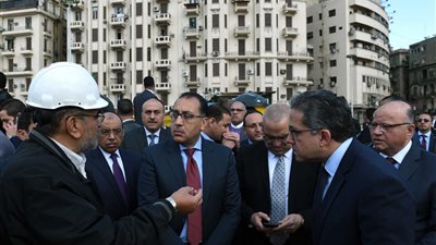 مسلة فرعونية و4 كباش وزراعات للنخيل.. رئيس الوزراء يتفقد أعمال تطوير ميدان التحرير (صور)