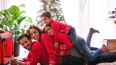 برفقة كلبهما.. أحمد داوود وعلا رشدي يحتفلان بـ”الكريسماس” بنفس الملابس (صور)