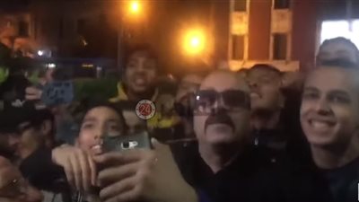 زحام شديد على محمد سعد بشارع قصر العيني لالتقاط سيلفي (فيديو)