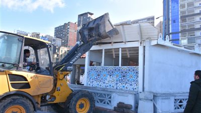 محافظة الإسكندرية تستكمل حملاتها لإزالة الإشغالات الحاجبة لرؤية البحر (صور)