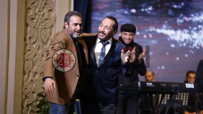 أحمد عبد العزيز وصلاح عبد الله يحتفلان مع الحجار بجائزة السلطان قابوس (صور)