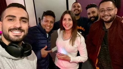 شاهد.. جنات ومحمد الشرنوبي وأحمد رزق خلال تسجيلهم ديو “بطلة حدوتك” (صورة)