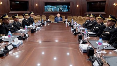وزير الداخلية يجتمع مع القيادات الأمنية لبحث استراتيجية العمل خلال احتفالات رأس السنة