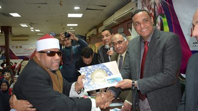 محافظ الدقهلية يتفقد معرض منتجات ذوي الهمم (صور)