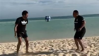 تحدي في كرة القدم بين محمد النني ووالده (فيديو)