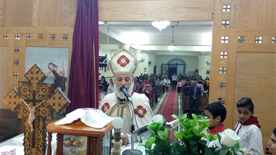 كنائس العاشر من رمضان تبدأ قداس “عيد الميلاد” وسط تشديدات أمنية مُكثفة (صور)