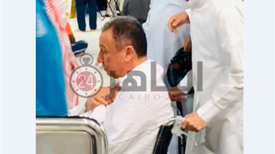 تعاطف ودعوات بالشفاء.. الخطيب يلفت الأنظار بأداء مناسك العمرة على كرسي متحرك (صور)