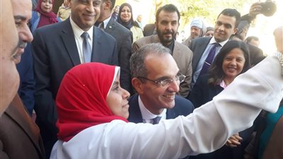 وزير الاتصالات يدعم برنامج تطوير للطلاب ذوي الإعاقة بمدرسة الأمل للصم