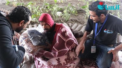 فقد الثقة في الجميع.. “خلف” عمره 40 عامًا ويسكن الشارع منذ سنوات تأثرًا بوفاة والده (صور)