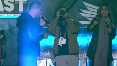 شاهد.. رد فعل عمرو دياب بعد سؤاله عن علاقته بـ”دينا الشربيني” (فيديو)